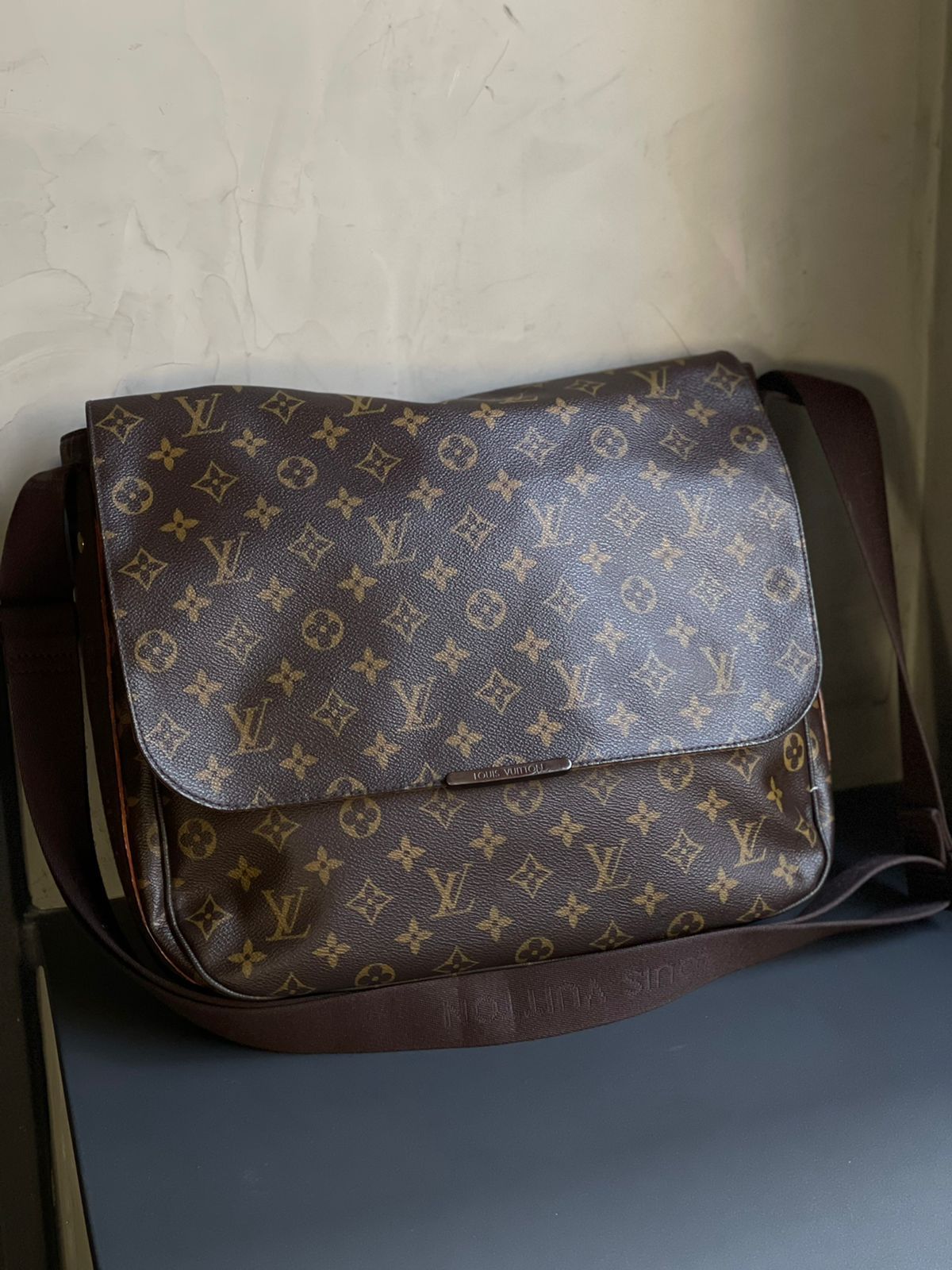 Brechó Camarim: Bota Louis Vuitton por menos da metade do preço